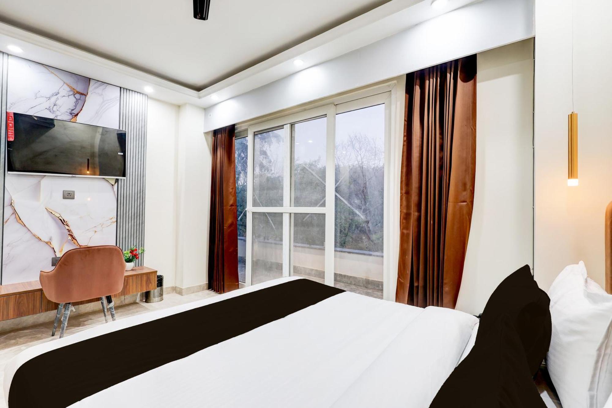 Super Hotel O Sector 43 Gurgaon Esterno foto